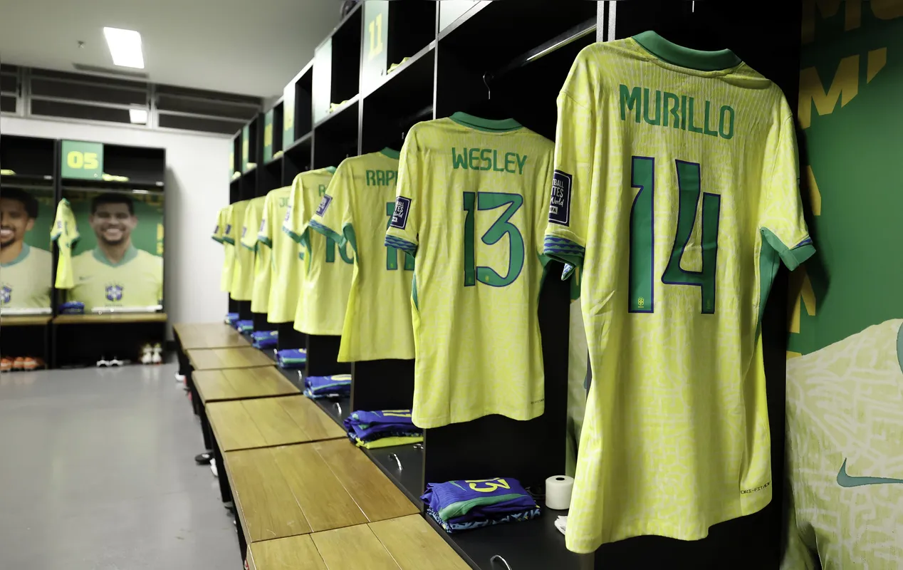 O estatuto da CBF prevê que a seleção só pode usar uniformes com as cores existentes na bandeira da entidade (azul, amarelo, verde e branco)