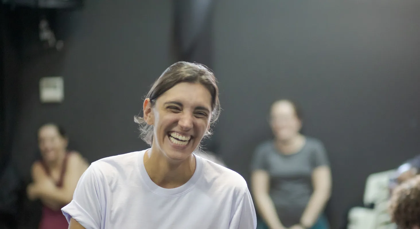 As vivências propõem um encontro de mulheres com o objetivo observar o próprio corpo e desenvolver a capacidade de rir de si mesma, utilizando elementos do universo da palhaçaria