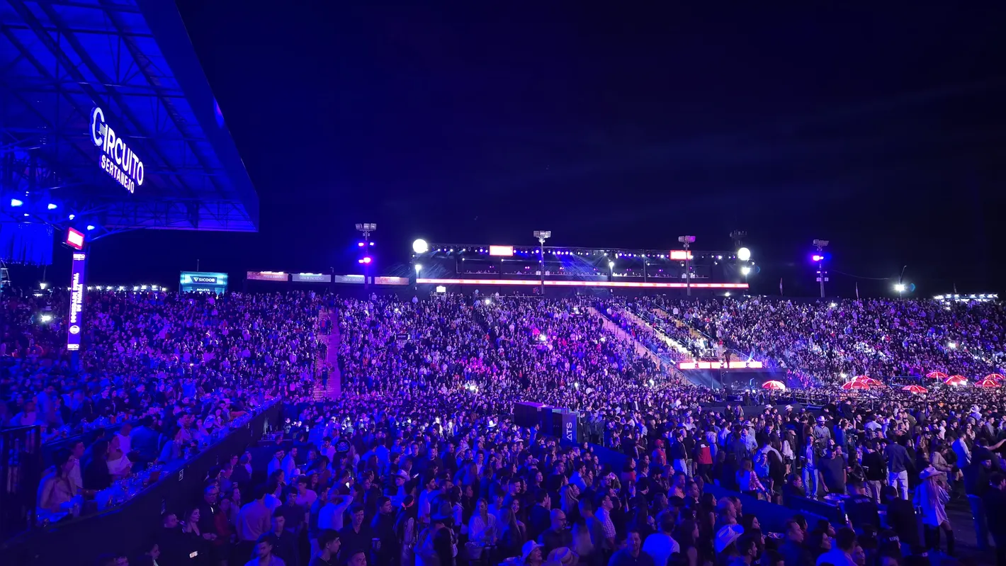 Público lotou a Arena na noite fria que foi aquecida com grandes shows