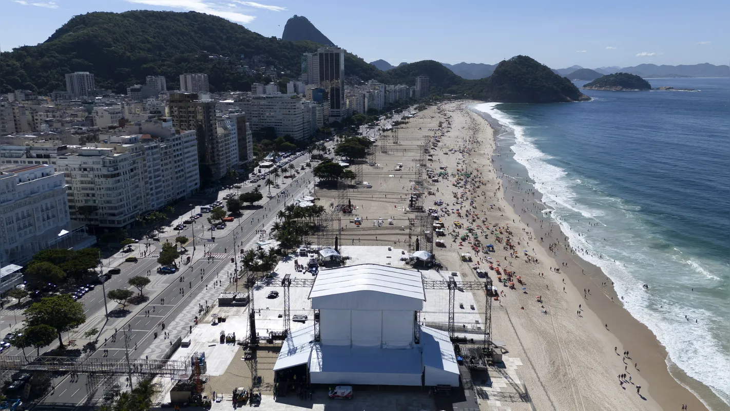 Vista aérea do palco quee stá sendo montado na praia de Copacabana, no Rio de Janeiro, para o show de Lady Gaga
