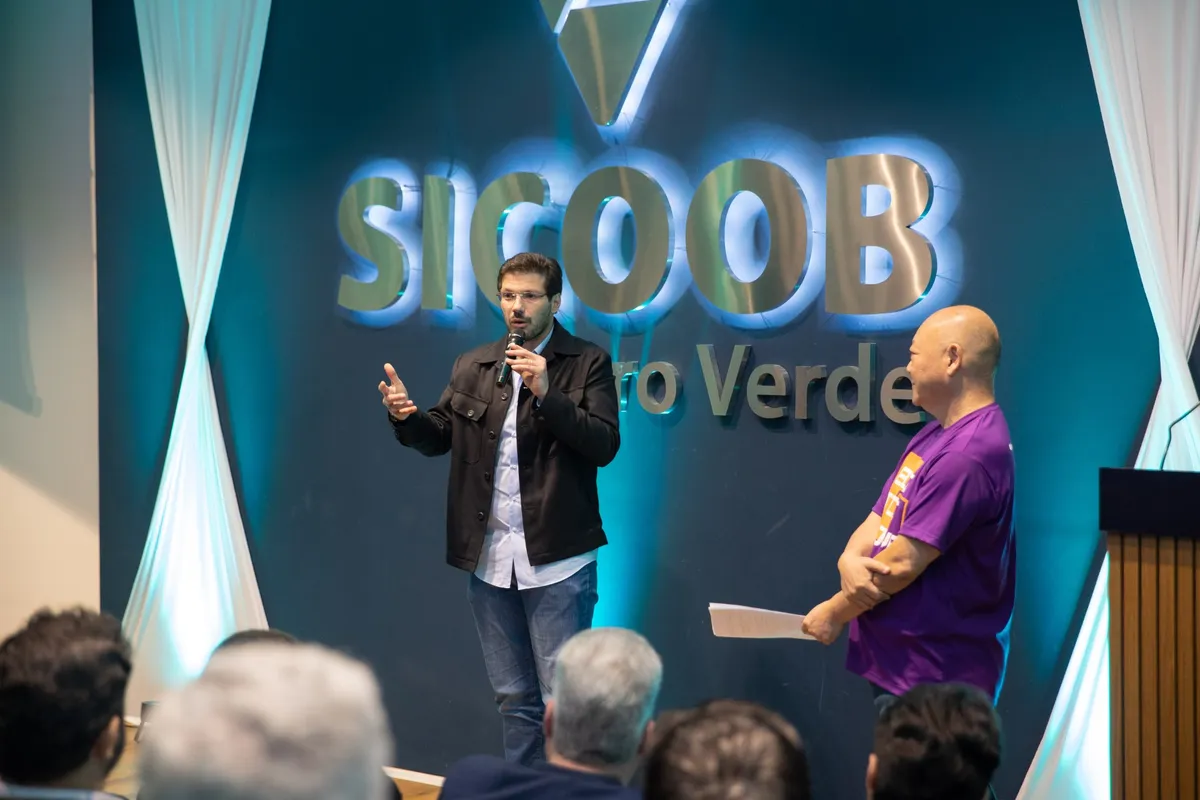 O prefeito Tiago Amaral discursa durante lançamento do ECO.TIC´NOVA 2025