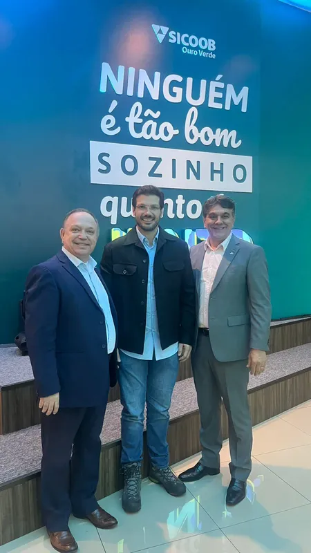 Paulo Roberto Mondaini, diretor administrativo-financeiro do Sicoob Ouro Verde, prefeito Tiago Amaral e José Roberto dos Anjos, diretor-presidente da Cooperativa