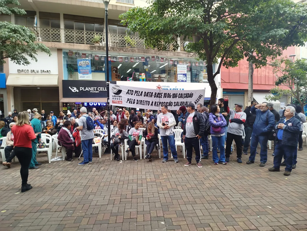 Imagem ilustrativa da imagem Sindicatos fazem ato no Calçadão de Londrina por reposição salarial