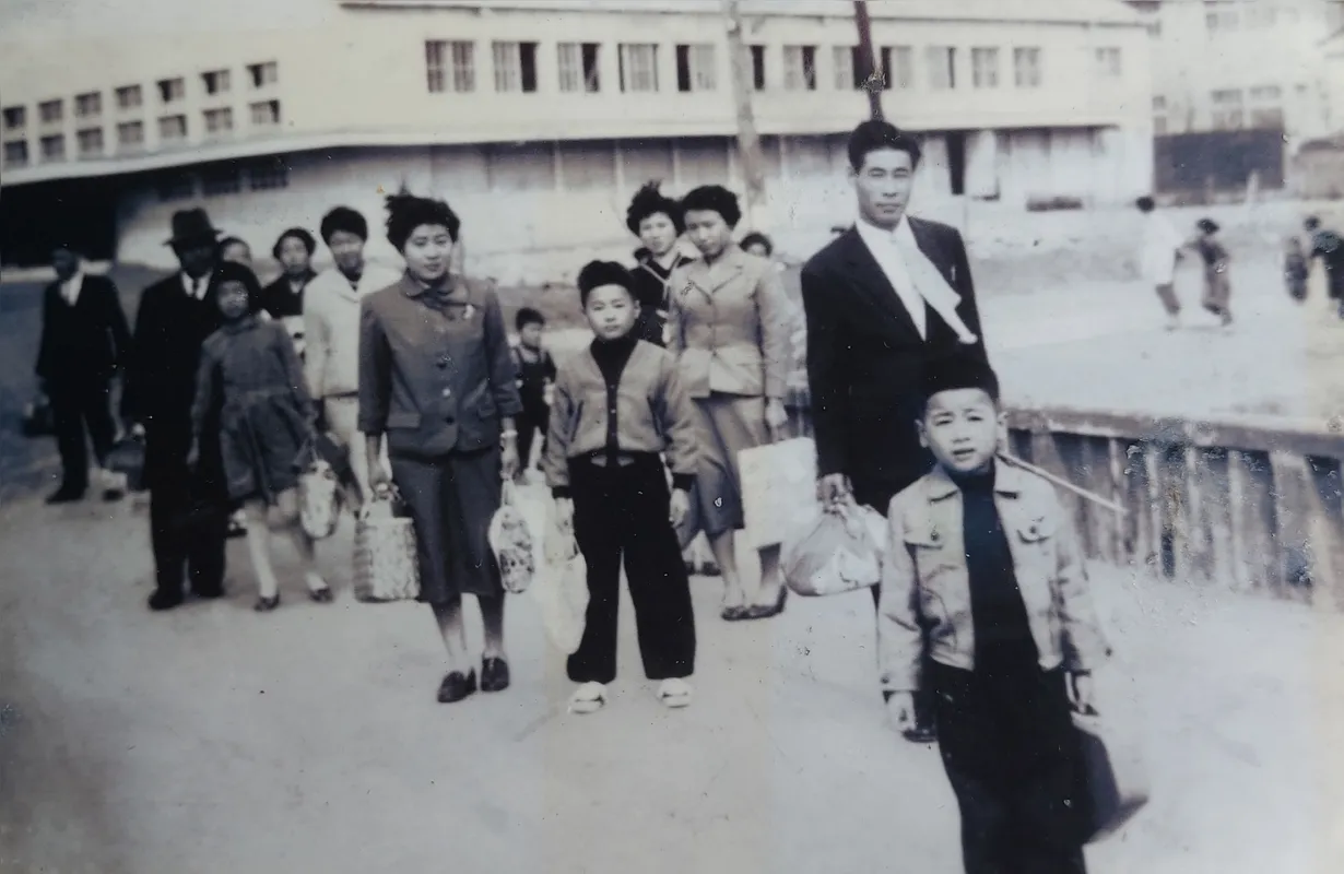 Família de Noriko Ito no porto de Kobe, no Japão, para vir ao Brasil em novembro de 1955