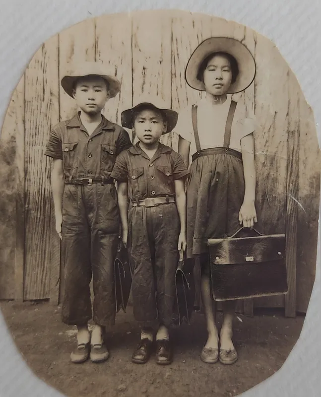 Irmãos Kazunori, Takahiro e Noriko em 1959, na Colônia Lorena