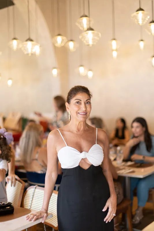 Imagem ilustrativa da imagem Solange Abu-Jamra recebe festa surpresa