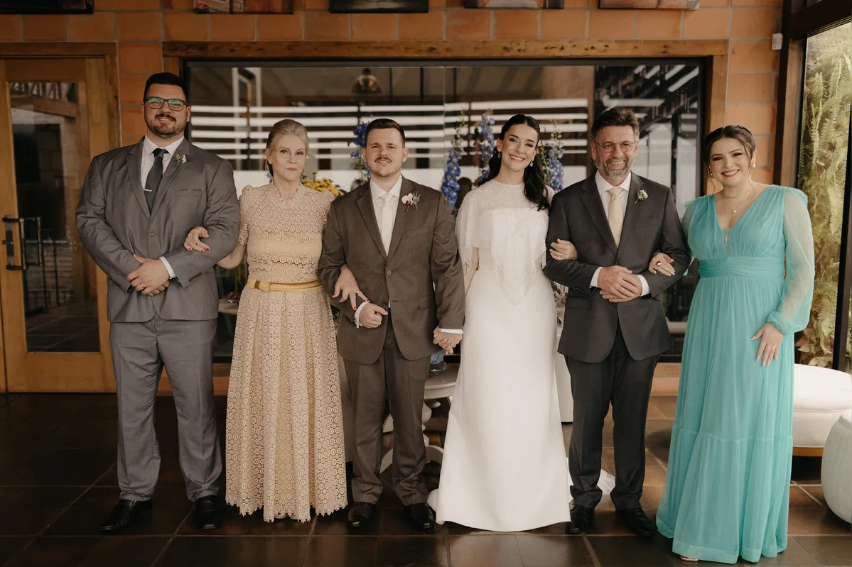 Os noivos com o irmão Luis Felipe Voigt Gair, a mãe Lorian, o pai Romeu e a irmã Kamilla Voigt Gair.