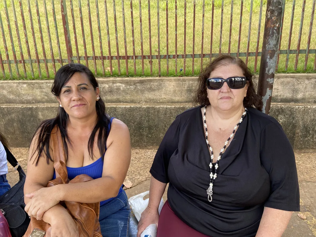 Vivian Leonel e Diná Gobato aguardando o ônibus para Ibiporã, cidade natal.