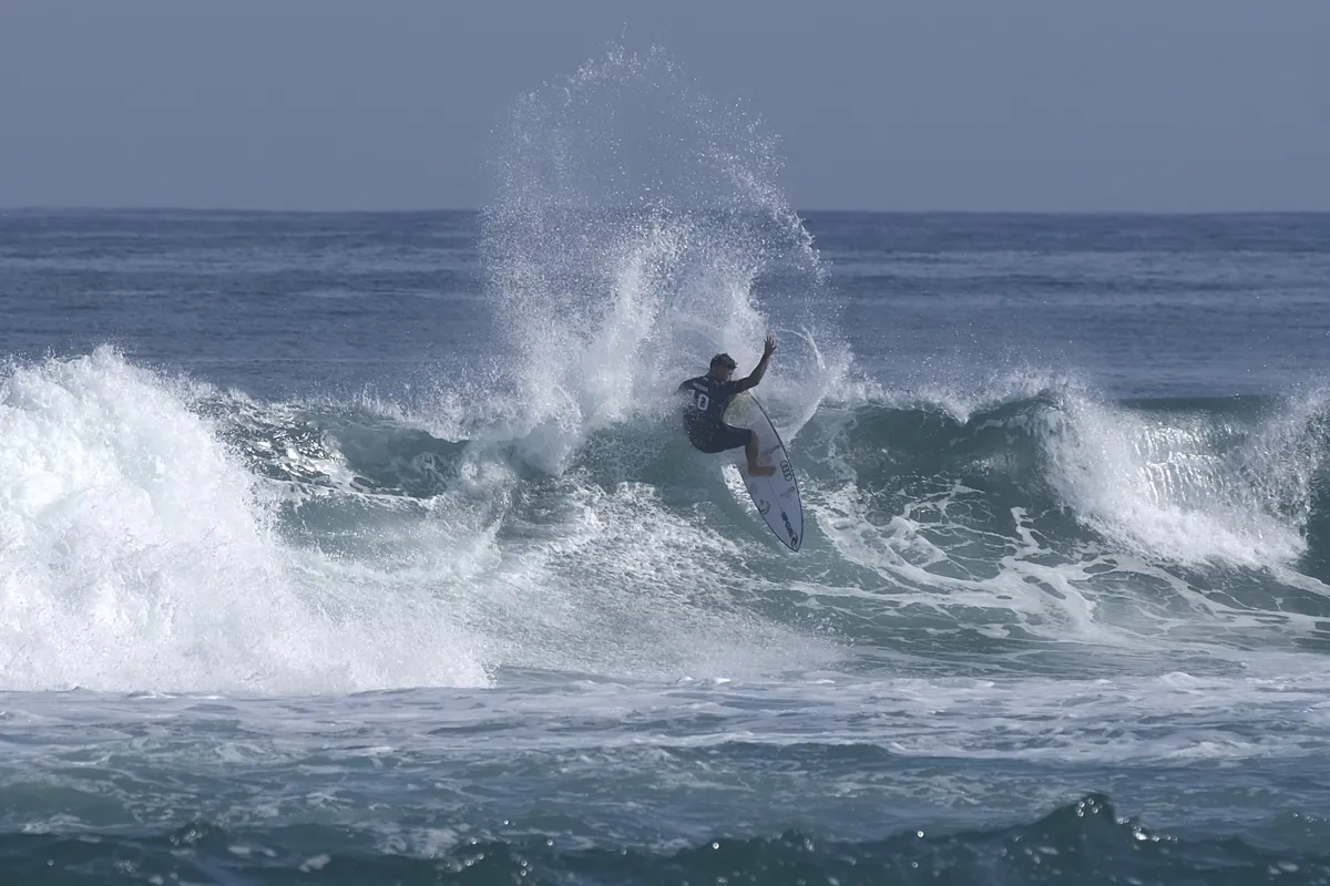 Gabriel Medina em ação durante prova em Saquarema-RJ: brasileiro já foi Já foi campeão duas vezes, e conquistou o bronze olímpico nas ondas de Teahupoo. Este ano, ele não estará presente