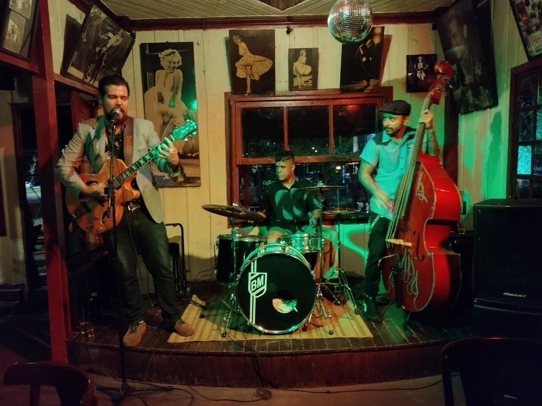 Mancats: incursão aos clássicos dos anos 50 e 60 do rockabilly e rock and roll
