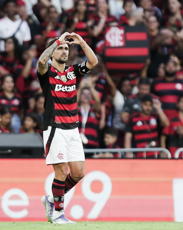 Arrascaeta tabelou com Pedro, recebeu de volta e bateu rasteiro no cantinho para fazer 1 a 0: foi o 12º gol do camisa 10 no Brasileirão