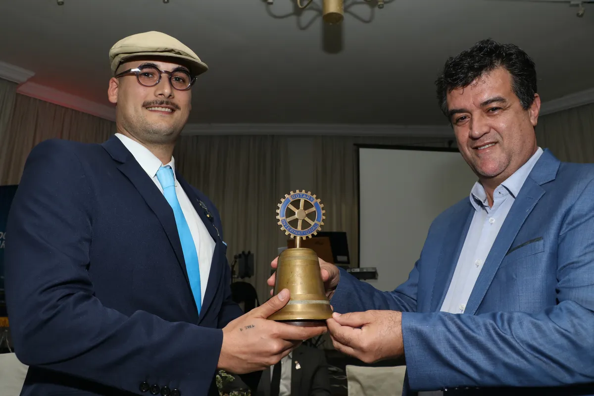 Mateus Cordeiro Maluf, novo presidente do Rotary Club Londrina Alvorada, sendo empossado por Alex Gonçalves