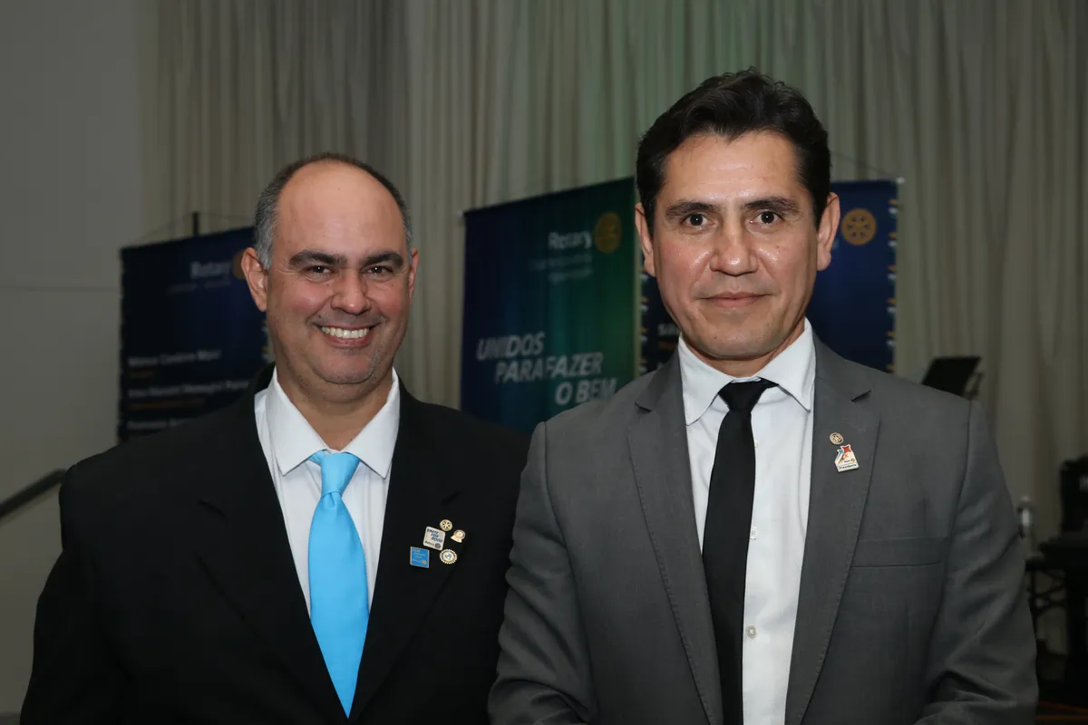 Silvio Costa, novo presidente do Rotary Club Londrina Sul, com Leandro Pirolo