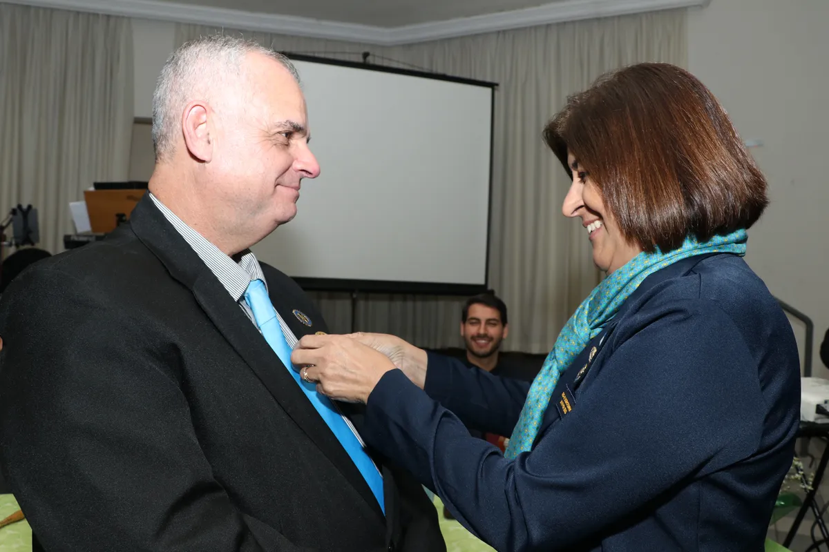 Marcelo Pívaro, novo presidente do Rotary Club Londrina Aeroporto, com a recém-empossada governadora do Distrito 4710 do Rotary , Irma Alves Meneghel Paiva
