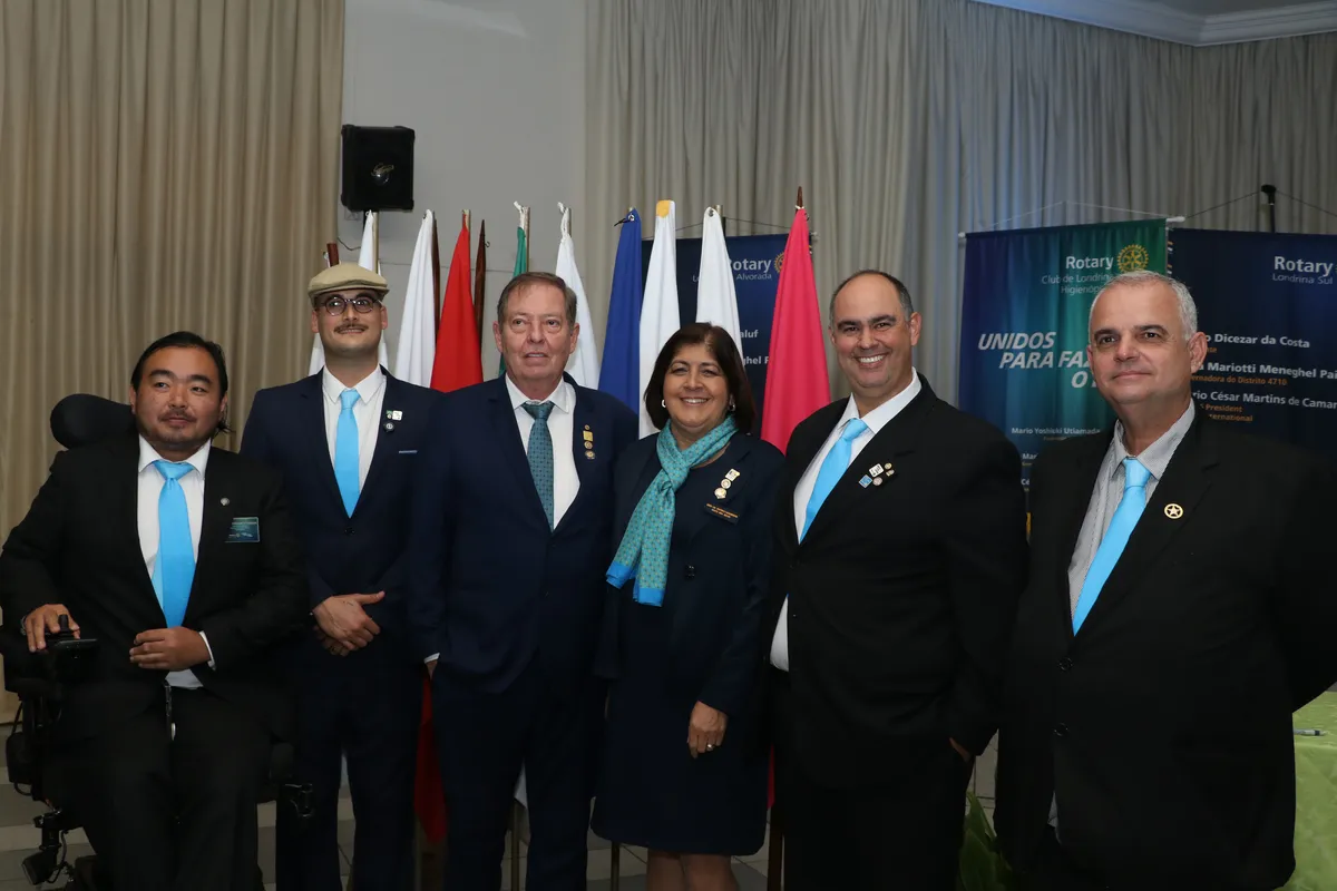 A governadora Irma Alves Meneghel e o marido Armando Meneghel Paiva ladeados pelos novos presidentes de clube Mario Yoshiuki Utiamada, Mateus Cordeiro Maluf, Silvio Costa e Marcelo Pívaro