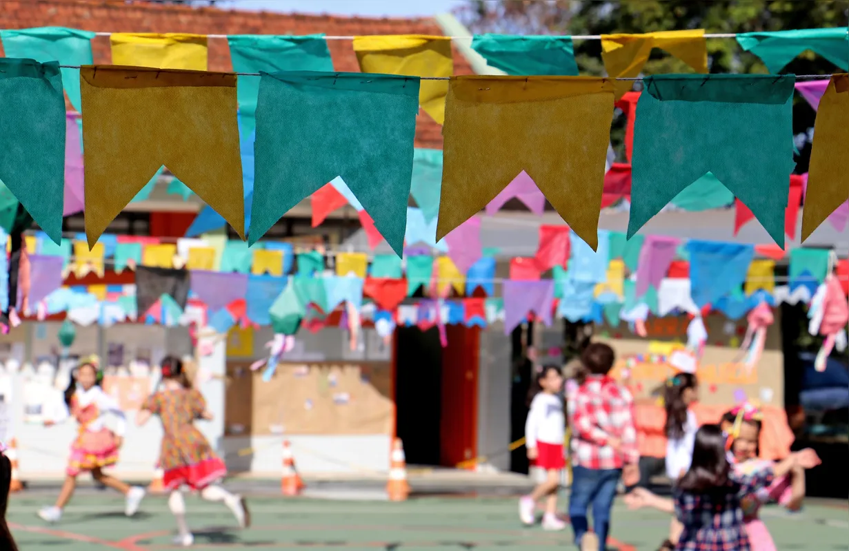 Nas escolas, as festas juninas são comemoradas  como manifestações da cultura nacional, sem qualquer vínculo religioso