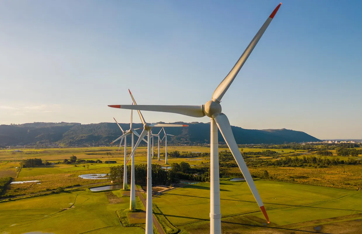 “Mais de 90% das novas fontes renováveis em todo o mundo produziram eletricidade a um custo inferior à alternativa fóssil mais barata", coloca o  o secretário-geral da ONU, António Guterres