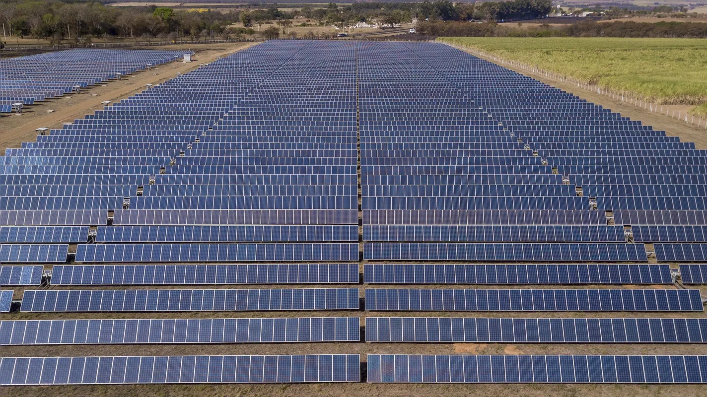 “Os investimentos foram tão robustos que hoje já pode se dizer que existe um excesso na produção de energia de fonte solar", afirma  Juliani Paiva