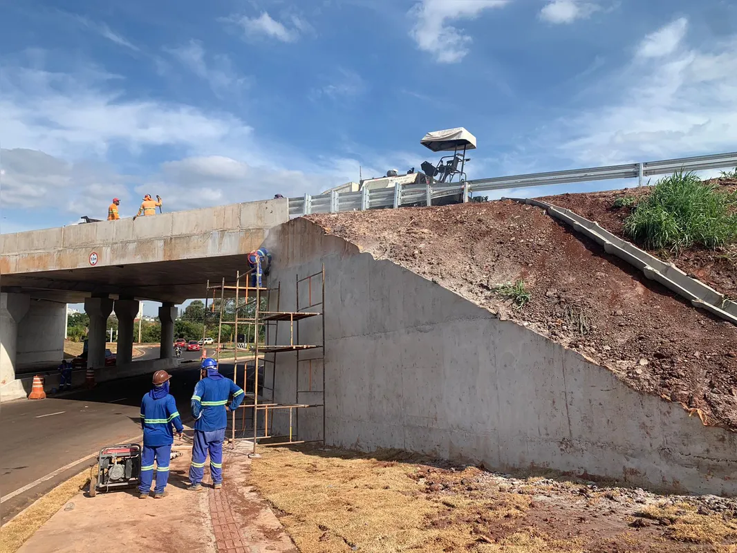 Imagem ilustrativa da imagem Trecho do viaduto da PUC é interditado para correções no asfalto
