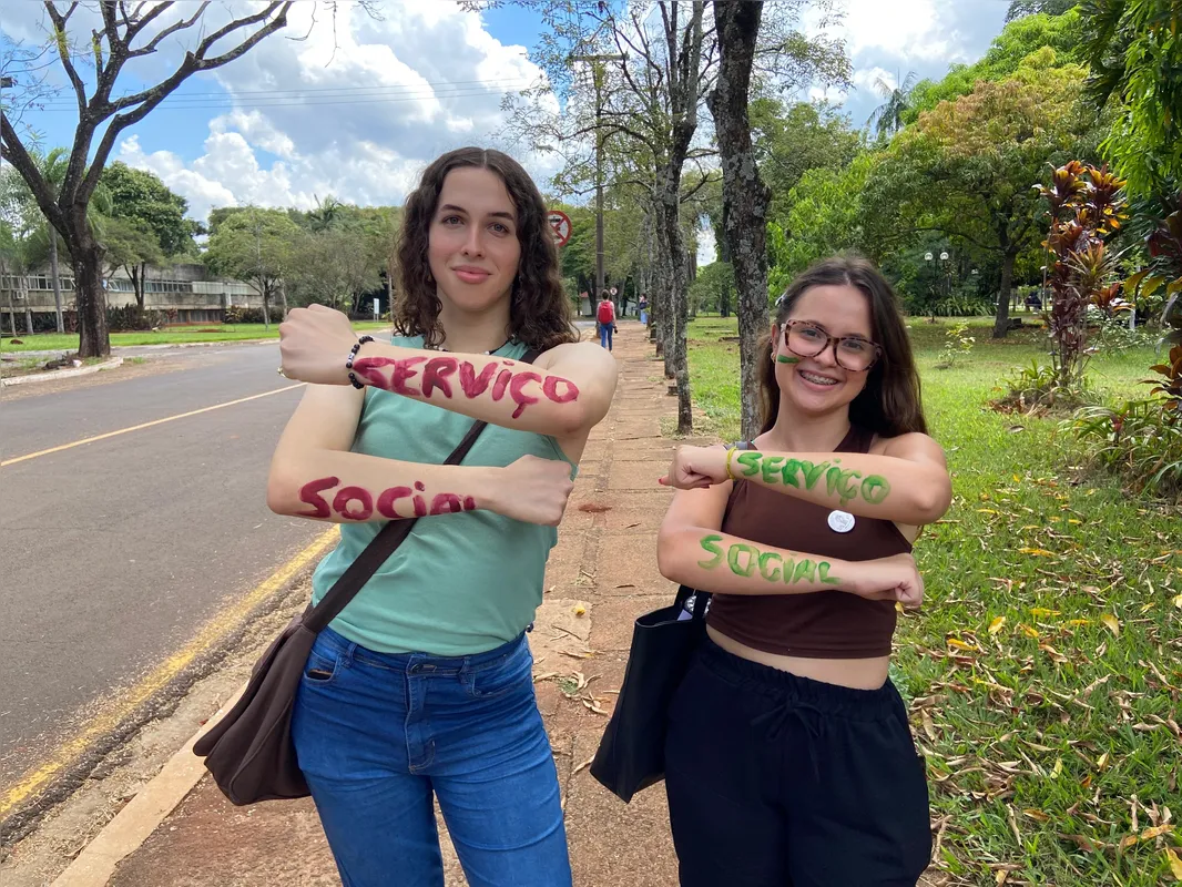 Rafaellen Lima e Letícia Morais, calouras de Serviço Social
