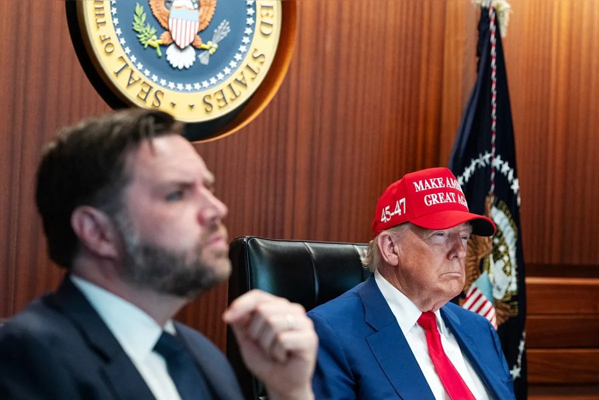 O vice-presidente James Vance e Donald Trump durante reunião na Casa Branca: governo para que cidadãos americanos pelo mundo adotem "precaução máxima"