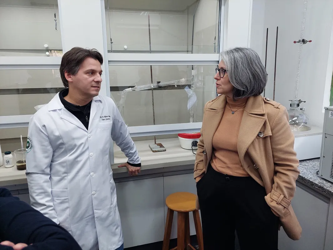 Professor Mario Killner, coordenador do Larq-UEL, e a reitora Marta Favaro