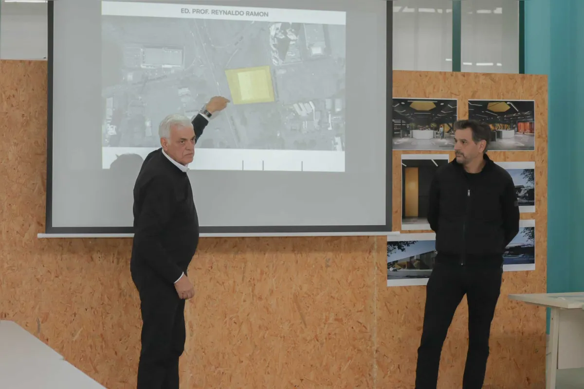 Os arquitetos Zeca Spagnuolo e Rodrigo Biagi apresentam o projeto do Centro de Desenvolvimento e Inovação da UEL