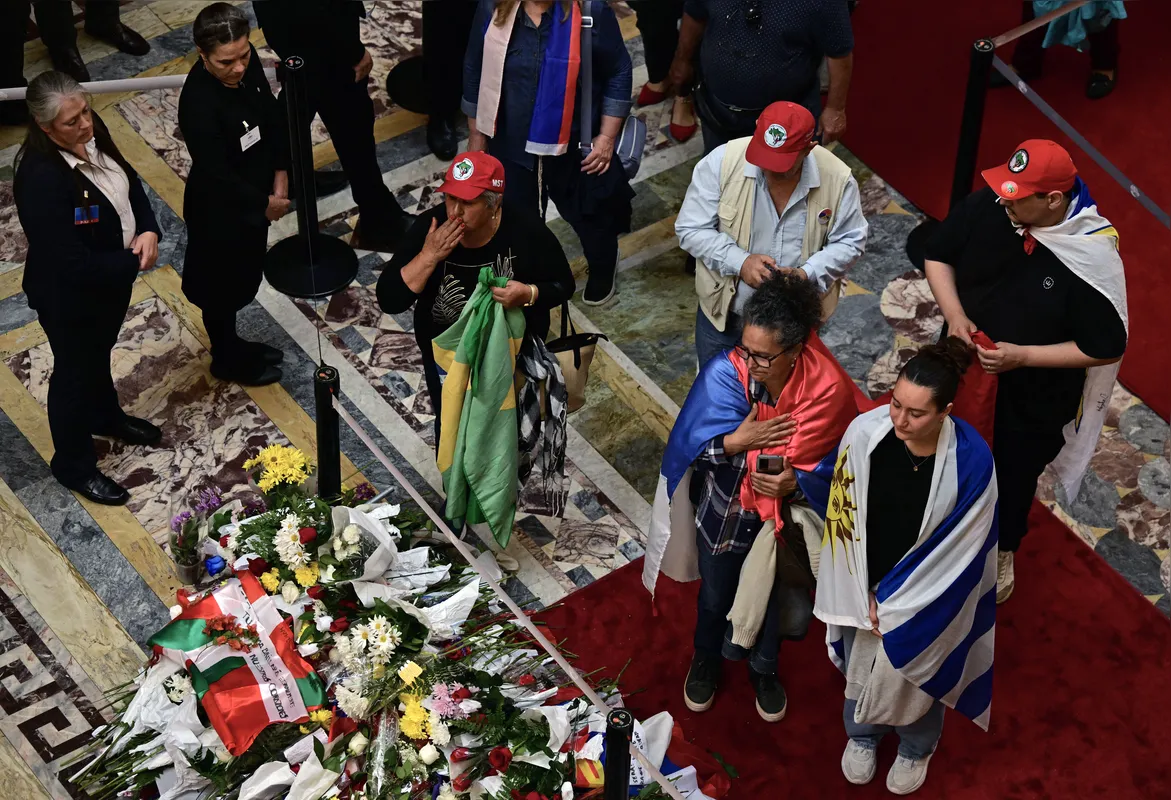 Integrantes do MST, do Brasil, foram ao Uruguai homenagear Mujica