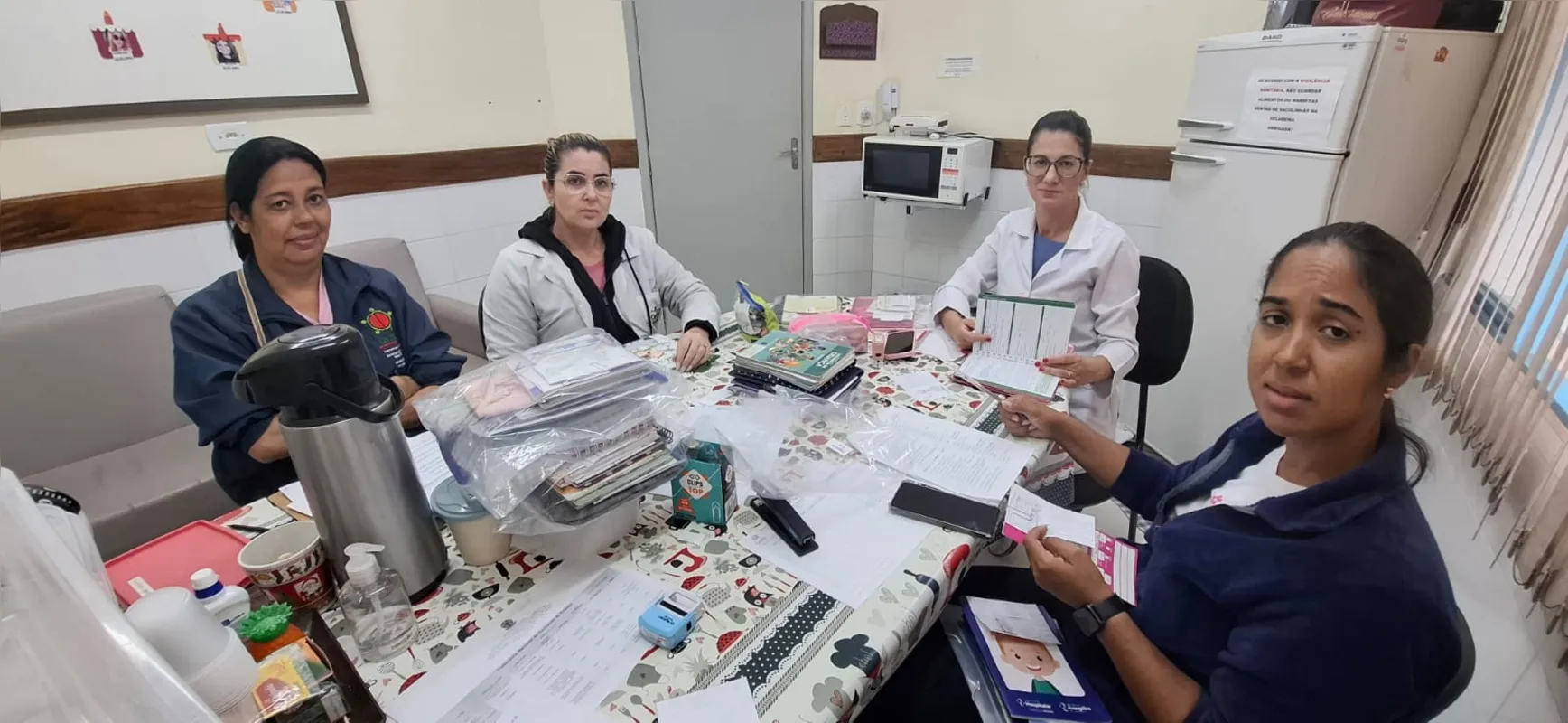 Equipe da UBS do Novo Bandeirantes verificando carteirinhas de vacinação de alunos do CMEI Prefeito Eustachio Selmann, em Cambé.