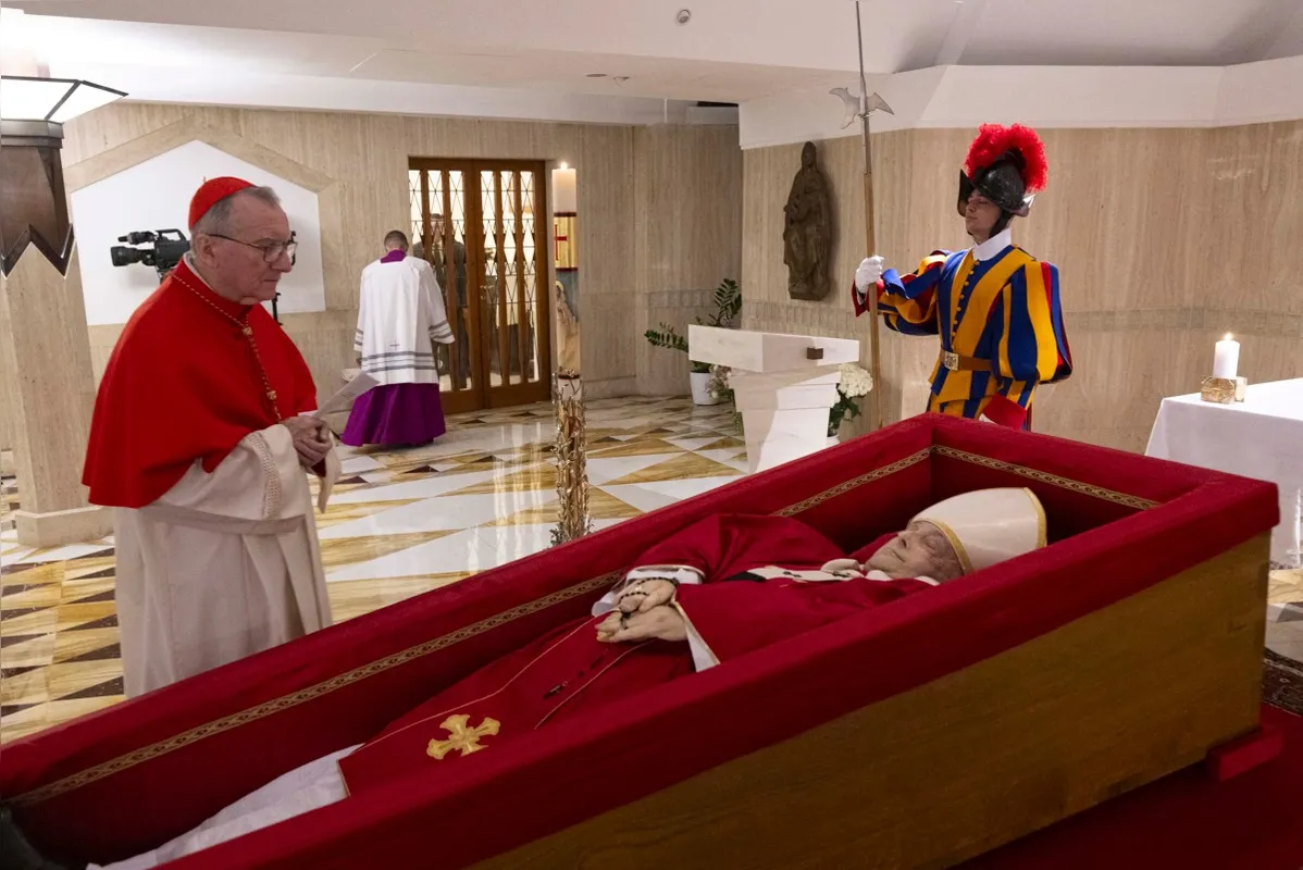 O corpo do papa Francisco,  em caixão aberto, durante o rito da Confirmação da Morte do pontífice na Capela de Santa Marta, no Vaticano