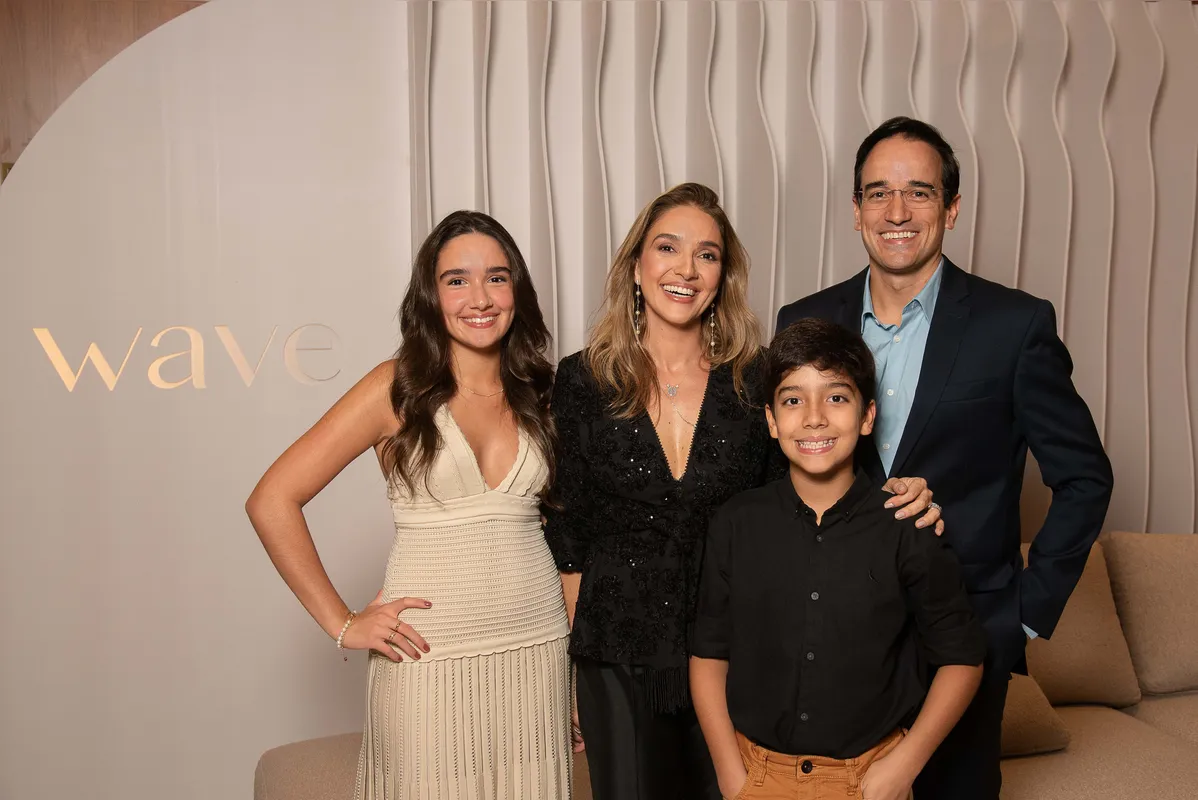 Roberta Nunes Mansano e Fábio Mansano, com os filhos Cecília e Tomás
