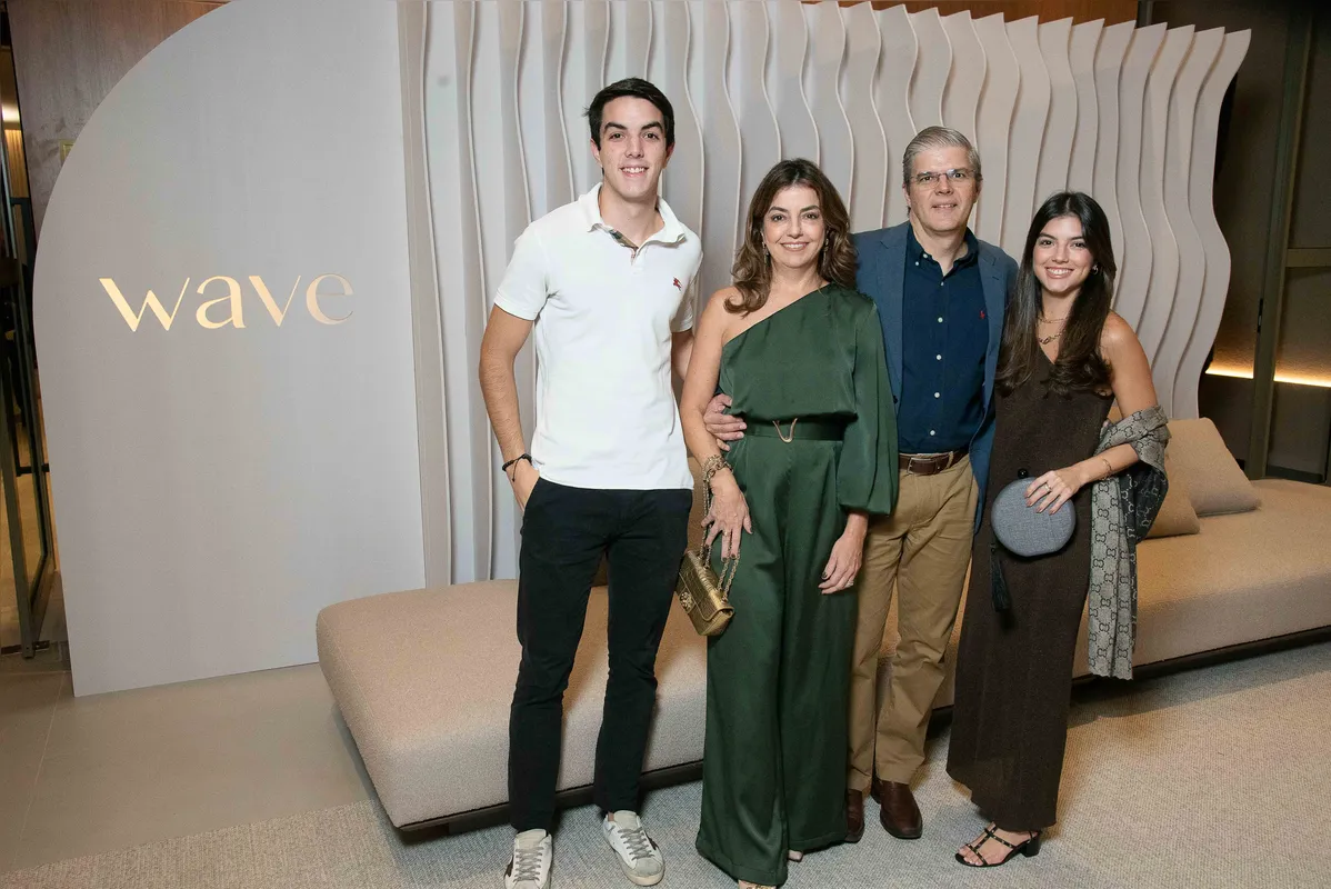 Cintia Ribeiro da Fonseca Pipolo e Henrique Afonso Pipolo, com os filhos