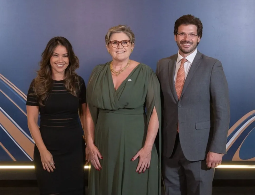 Vera Antunes com o prefeito Tiago Amaral e a esposa Juliana