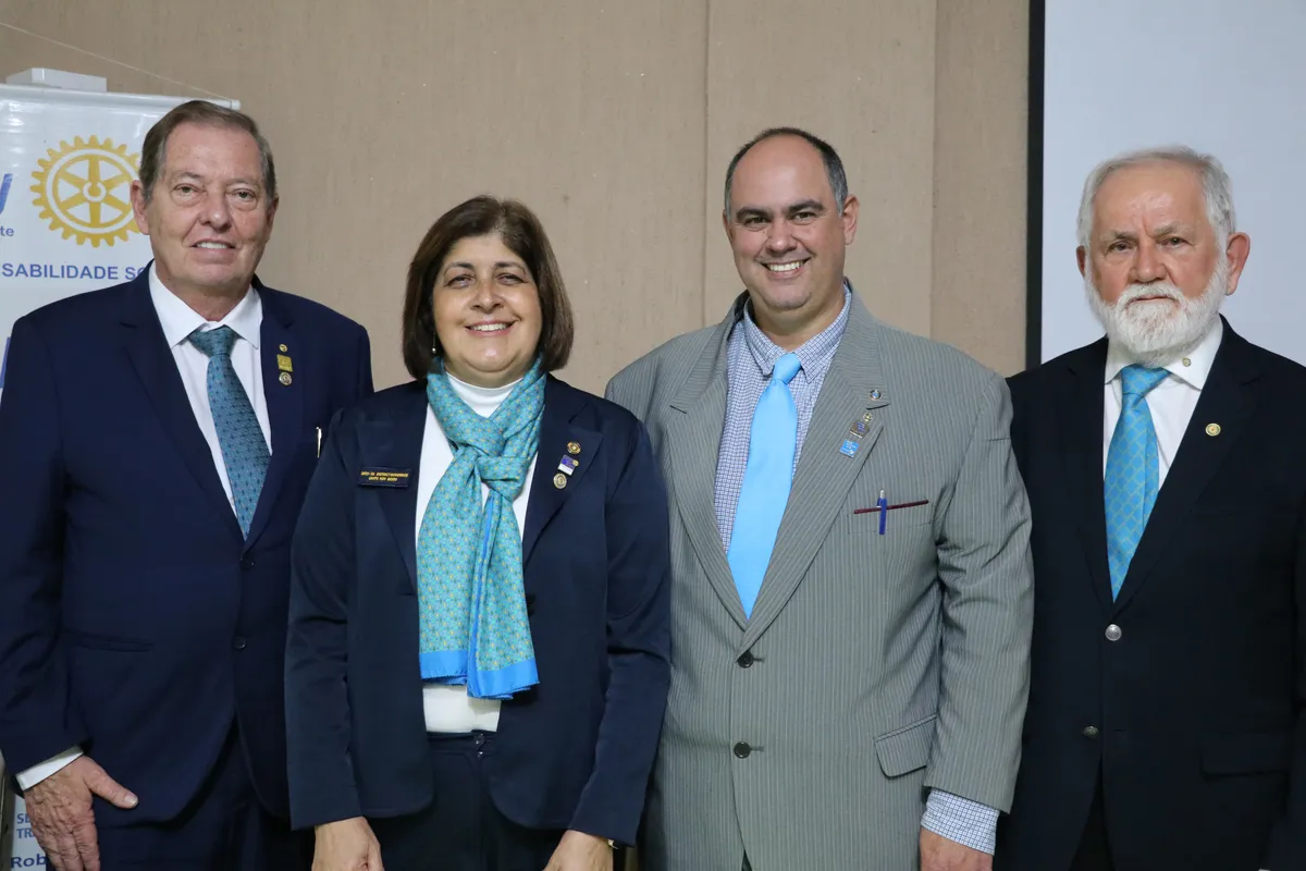 Armando Meneghel Paiva, a Governadora Irma Mariotti Meneghel Paiva, o presidente do RCL Sul, Silvio Dicezar da Costa, e Otávio Scandelae, ex-governador do Rotary