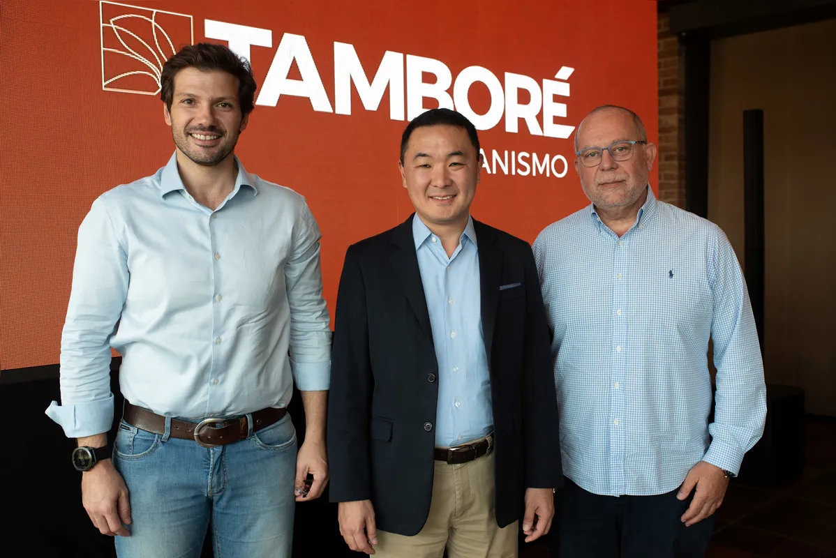 Diretor-geral da Tamboré, Dan Suguio entre o prefeito de Londrina, Tiago Amaral, e o presidente do Grupo Folha de Londrina, Nicolás Mejía