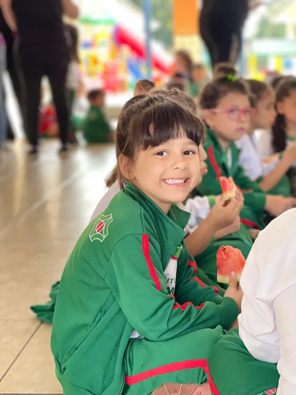 Na volta às aulas , alunos da rede municipal de Cambé foram recebidos com frutas, brincadeiras e conteúdo para tornar o retorno mais divertido