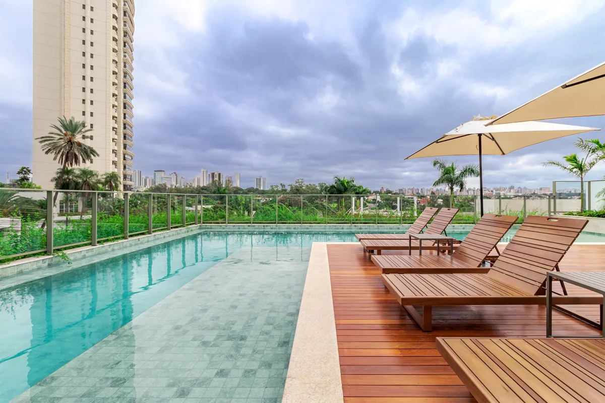 Piscina externa com deck e prainha é um dos destaques da área de lazer do Wave, que é integrada ao projeto paisagístico de Gilberto Elkis