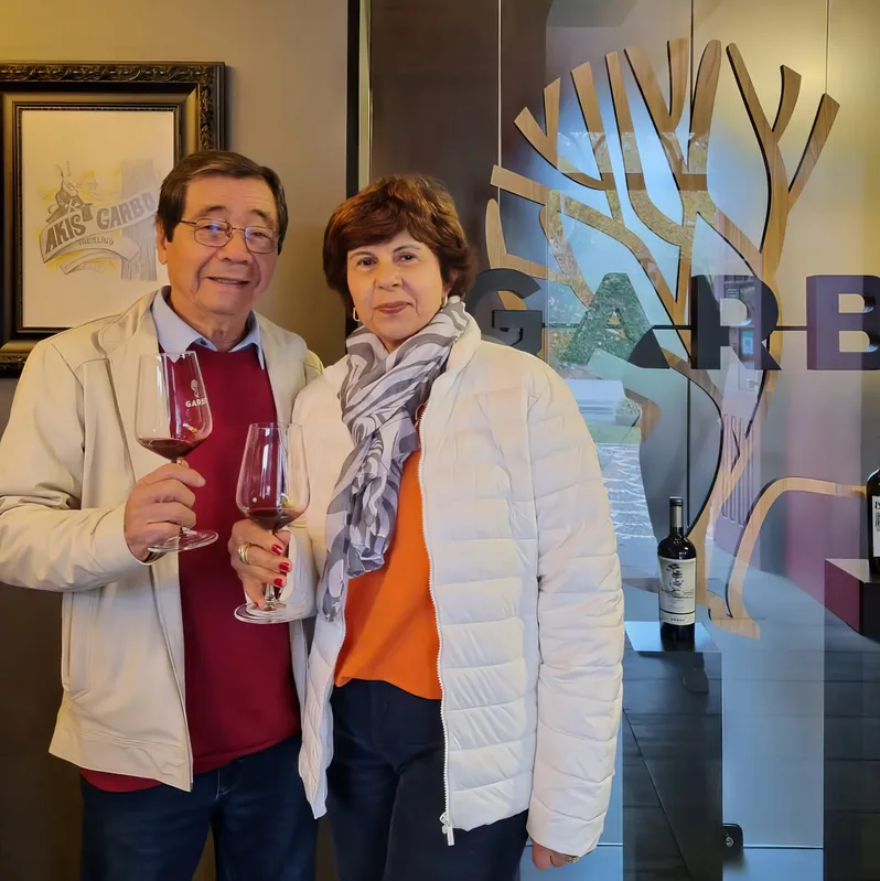 Wallace Aquino e Miriam Mazzer Aquino durante degustação de vinhos da casta merlot e tannat na Garbo (vinícola contemporânea de muita qualidade)