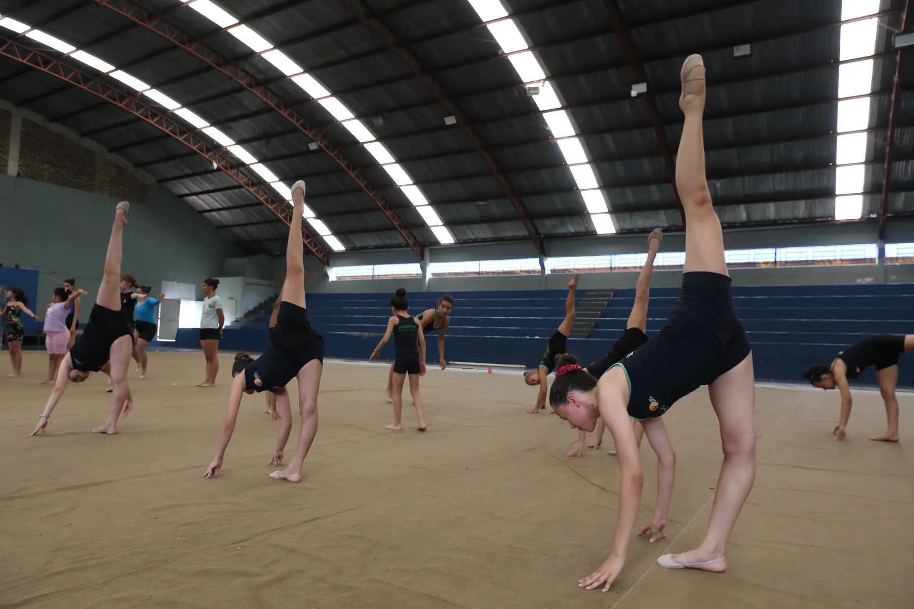 Ginastas treinam no ginásio do Colégio Estadual Vicente Rijo