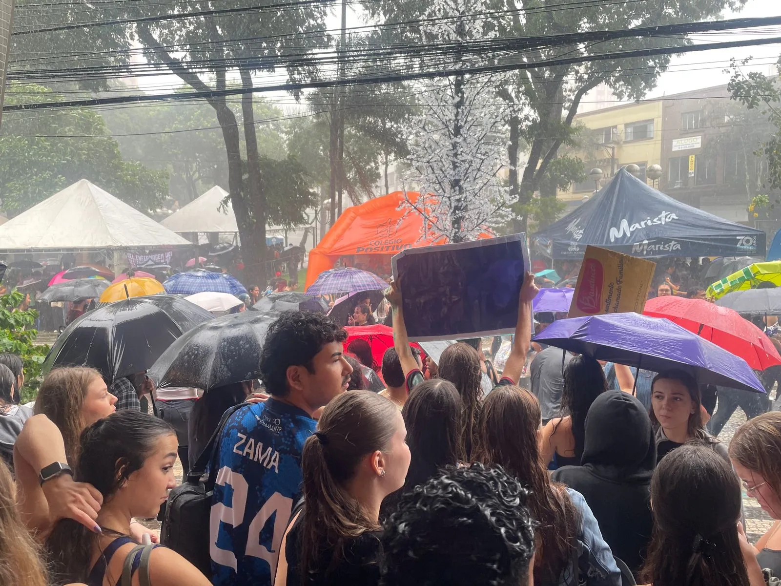 Imagem ilustrativa da imagem Confira fotos da festa dos aprovados no Vestibular da UEL