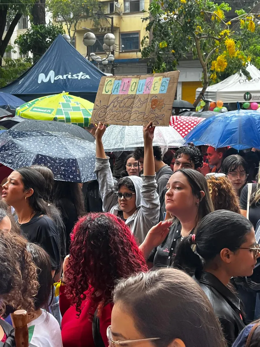 Imagem ilustrativa da imagem Confira fotos da festa dos aprovados no Vestibular da UEL