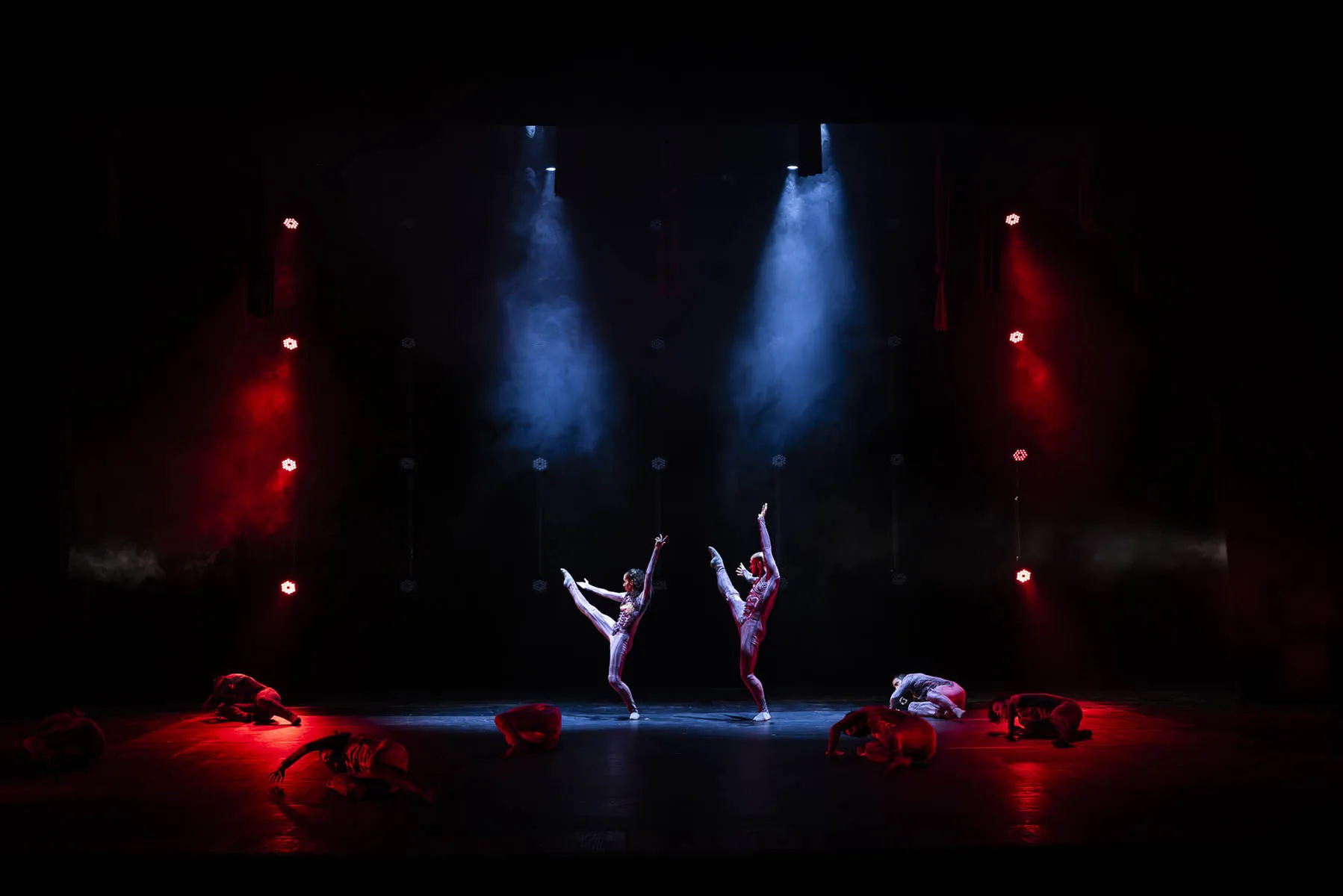 "Entre a Pele a Alma": com trilha sonora cantada por Ney Matogrosso, espetáculo traz referências da tela  “O Jardim das Delícias Terrenas”, de Bosch, evocando a humanidade numa trajetória de prazer