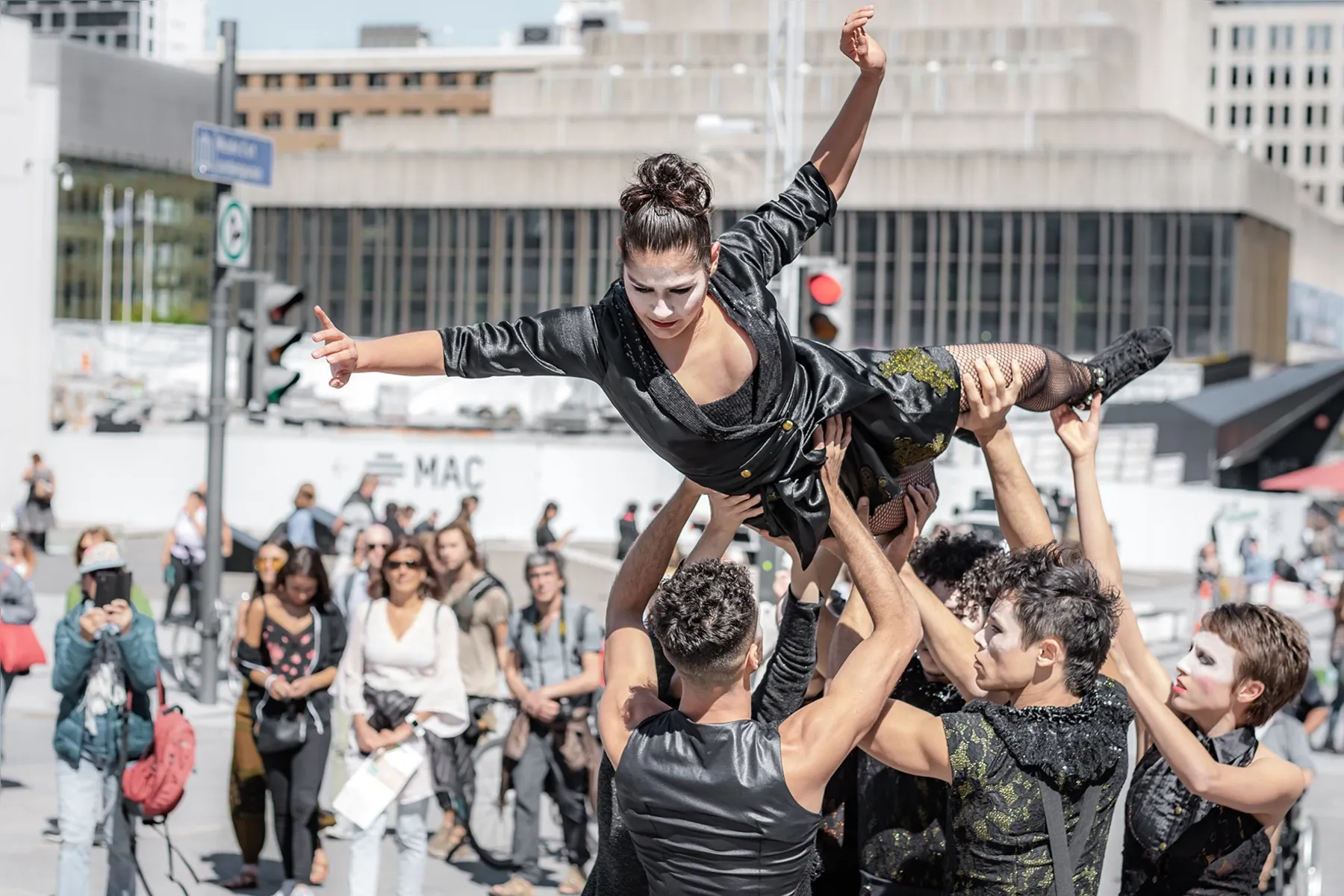 "Trupe", espetáculo de rua da Focus Cia de Dança, será apresentado neste sábado (11), no Calçadão de Londrina, às 11h30