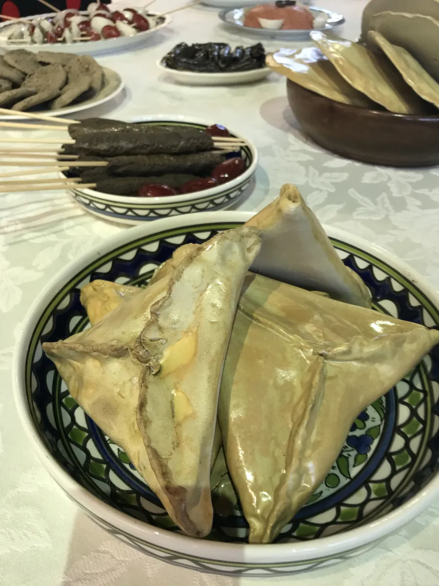 A culinária libanesa está na  exposição de Nádia Sahão em parceria com a Inspira cerâmica, cada prato é uma obra de arte