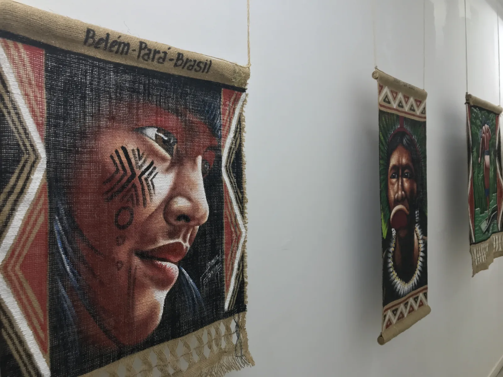 A mostra indígena dos povos da Amazônia reúne retratos pintados em teares, além de outras obras e um vídeo