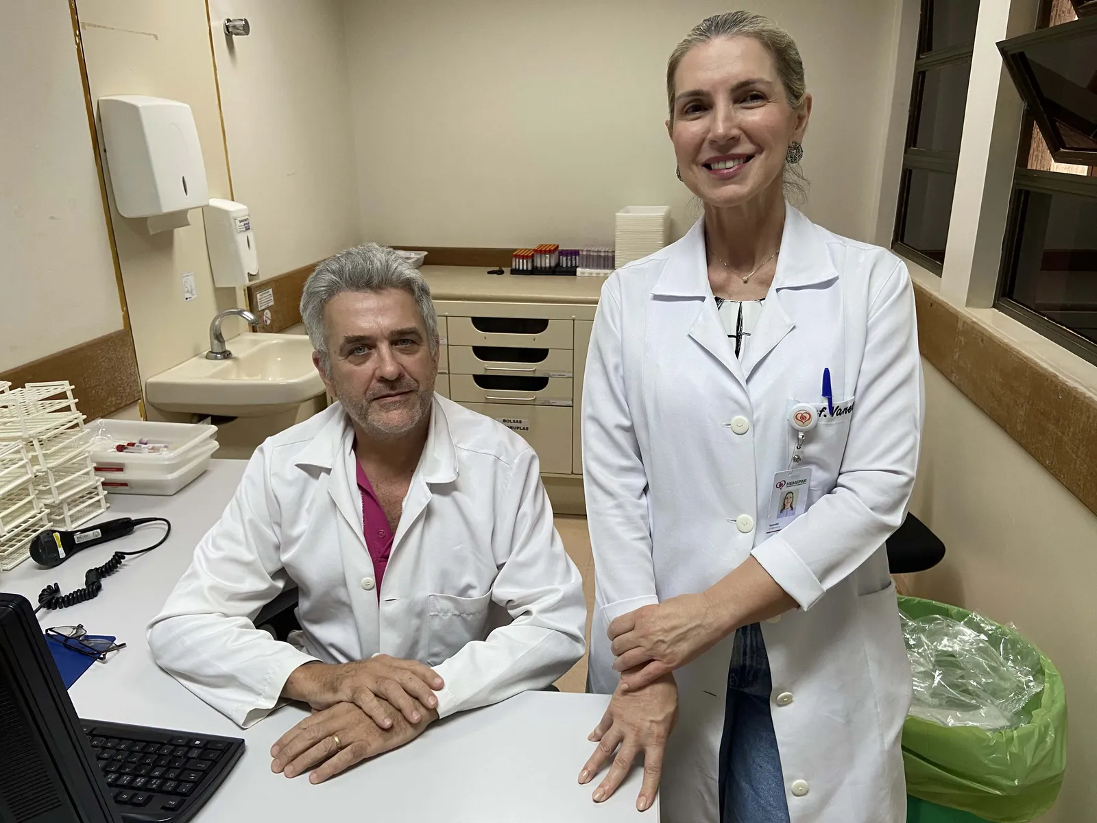 Paulo Camargo, técnico de enfermagem, e Vanete Moreno, enfermeira