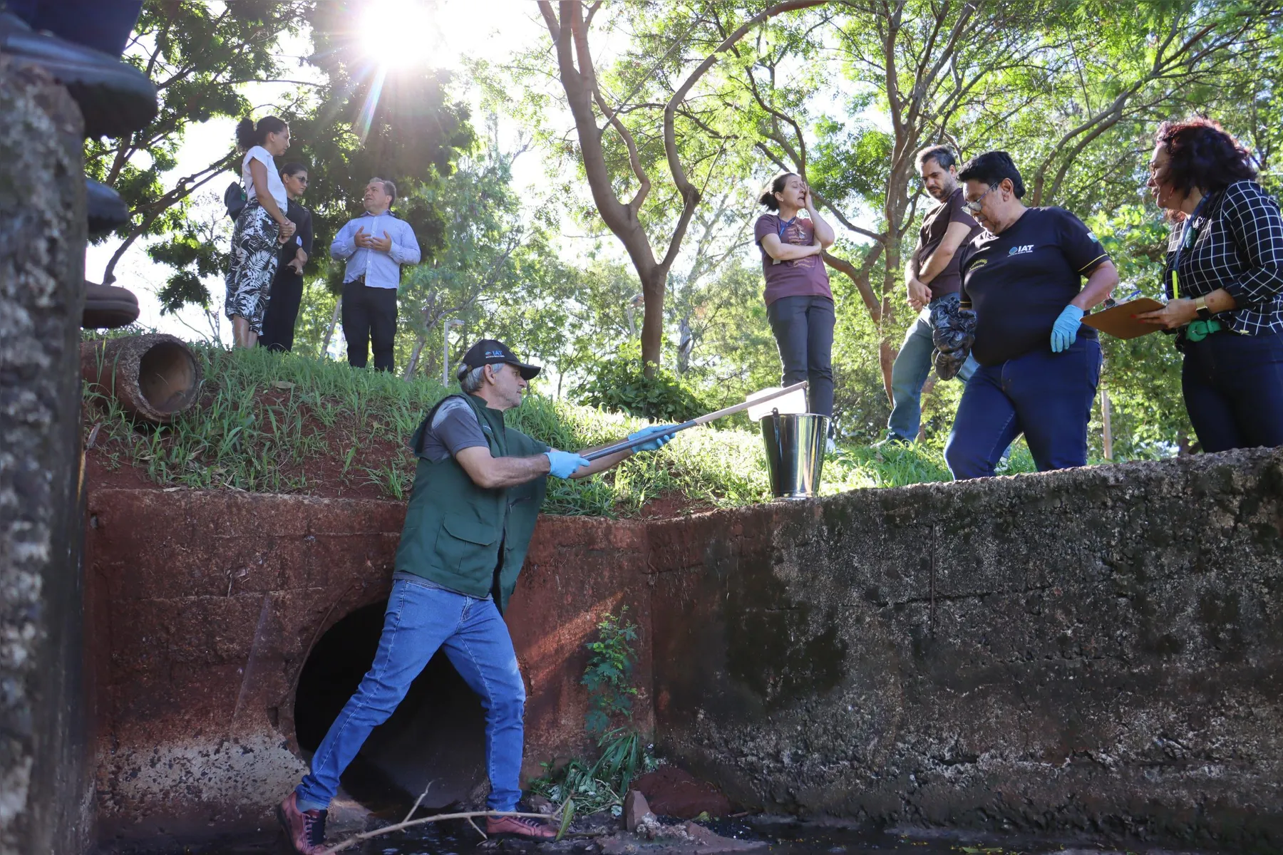 Equipe do IAT coletando amostras d'água do Lago Igapó 2