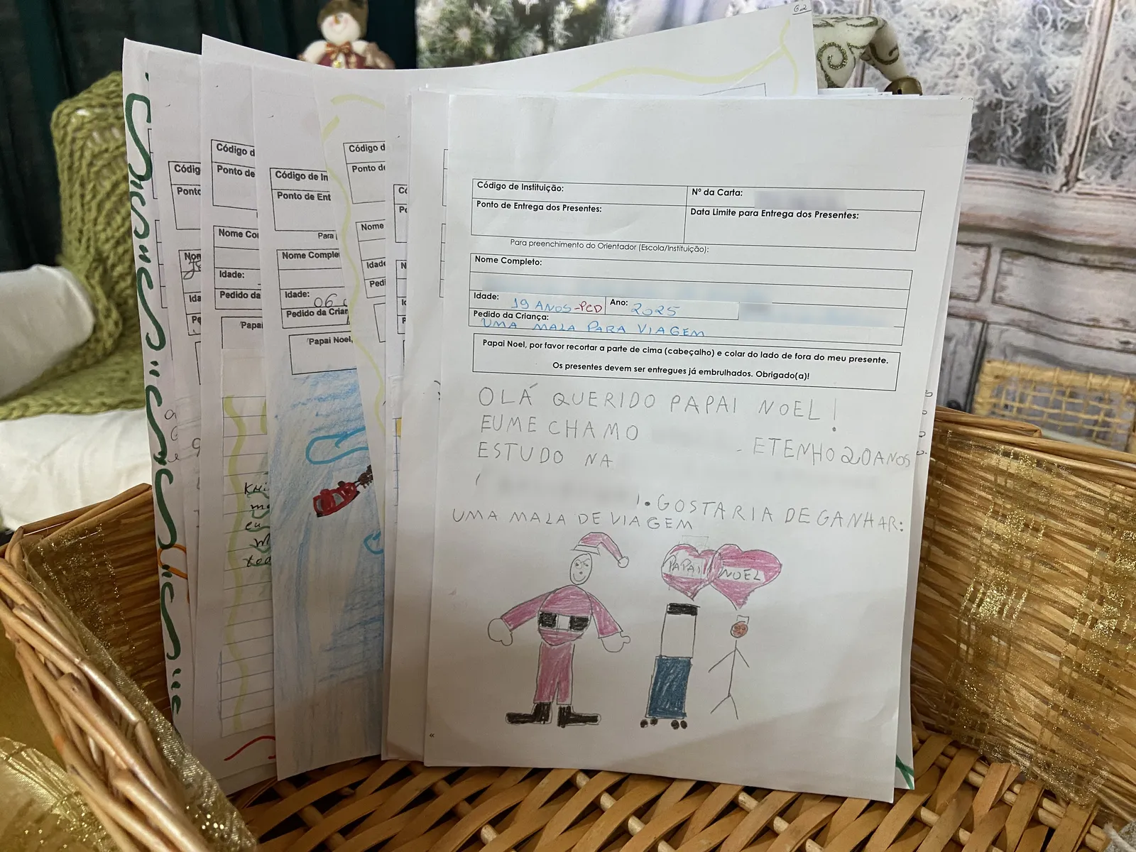 Jovem de 20 anos se desenhou com o Papai Noel e a mala que quer ganhar