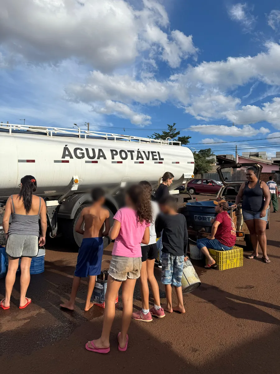 Caminhão-pipa no bairro Novo Horizonte