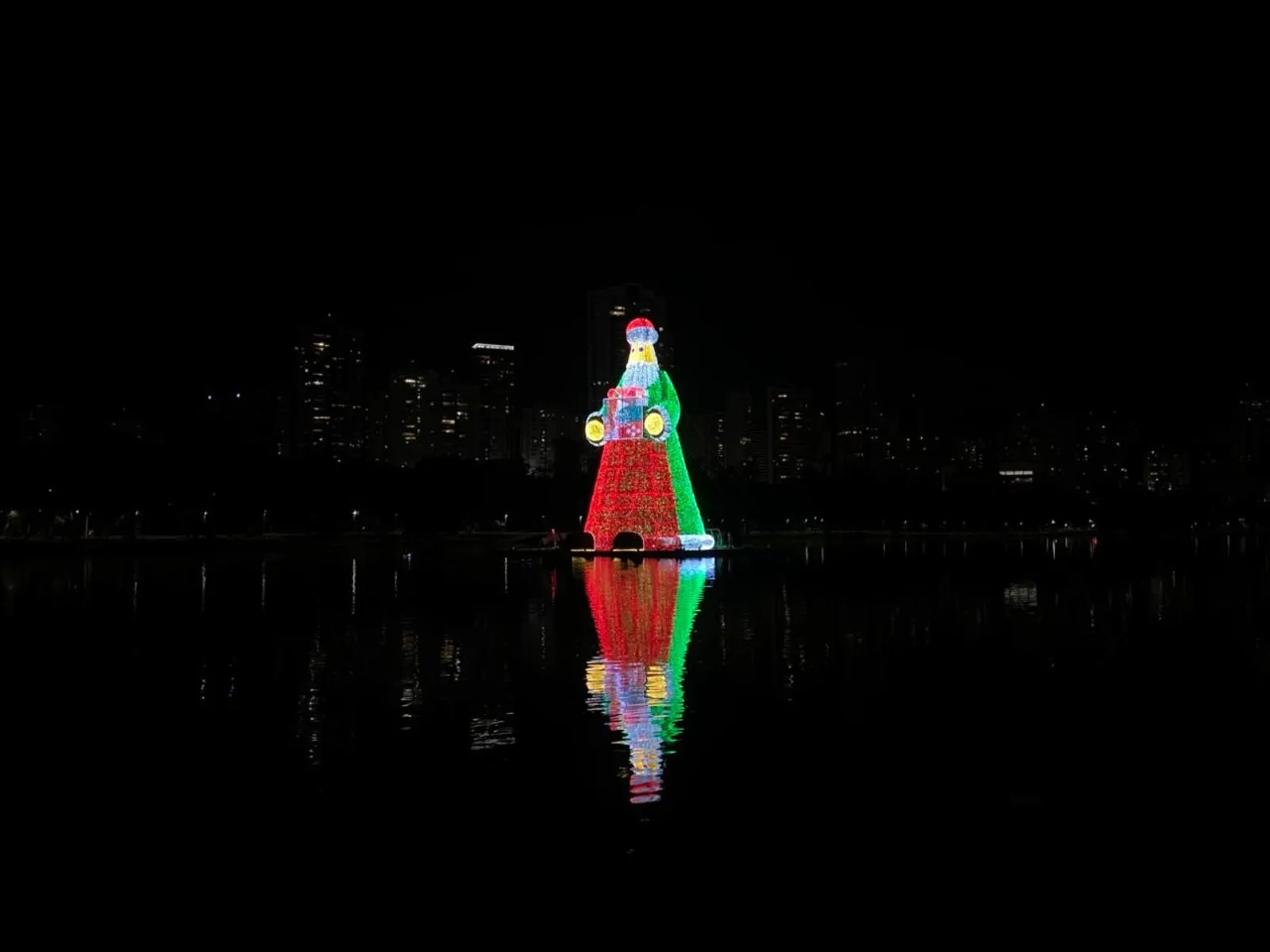 Com 27 metros de altura, Papai Noel de Londrina será reconhecido no Guiness Book